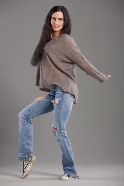 Dansare i rippade jeans — Stockfoto