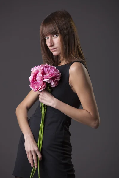 Mujer de moda con flores —  Fotos de Stock