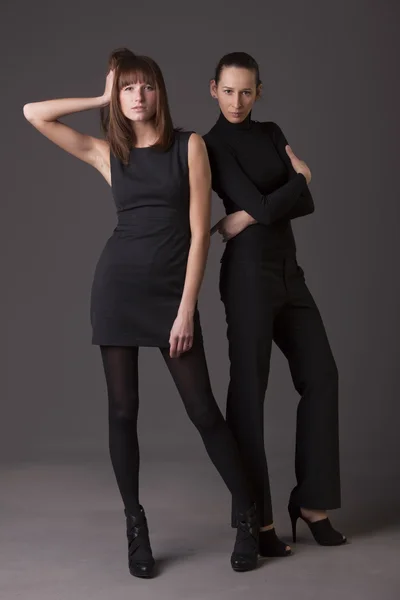 Mode vrouwen in het zwart — Stockfoto