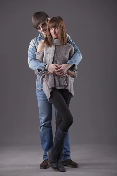 Moda abrazando pareja —  Fotos de Stock