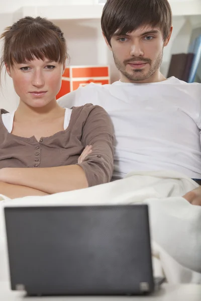 Couple watching movie on laptop — Stock Photo, Image