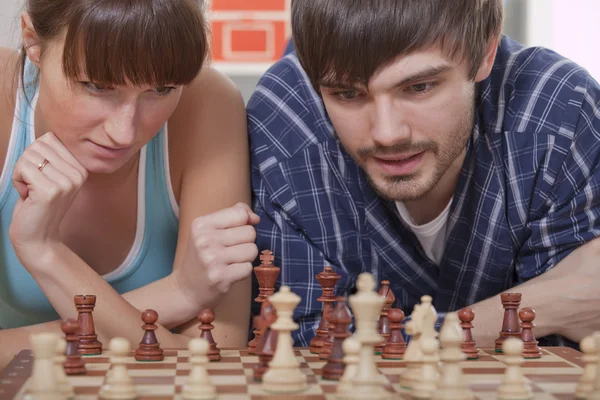 Couple playing chess game — Stock Photo, Image