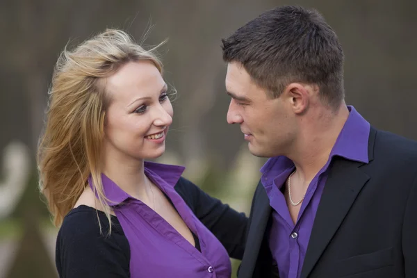 Glückliches und lachendes Paar — Stockfoto