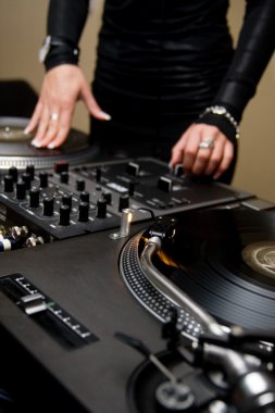 turntable oynayan kadın rnb deejay