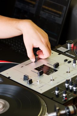 el bir DJ crossfader vardır ayarlama