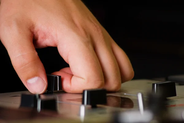 Χέρι ενός DJ ρύθμισης του crossfader — Φωτογραφία Αρχείου
