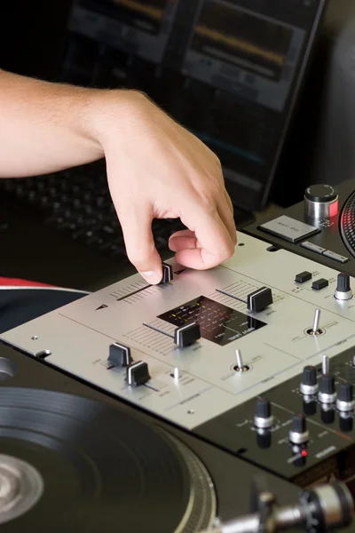 El bir DJ crossfader vardır ayarlama — Stok fotoğraf