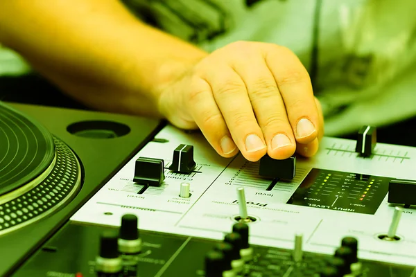 Hände eines DJs beim Einstellen des Crossfaders — Stockfoto