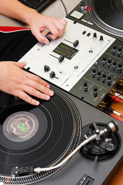 DJ hip-hop grattant le disque vinyle — Photo