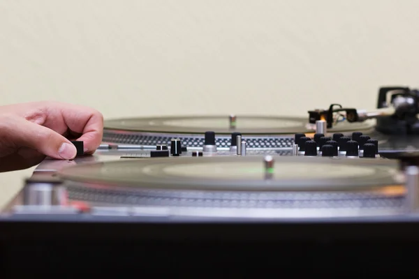 Hand av en dj justera crossfader — Stockfoto