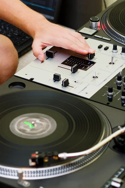 El bir DJ crossfader vardır ayarlama — Stok fotoğraf