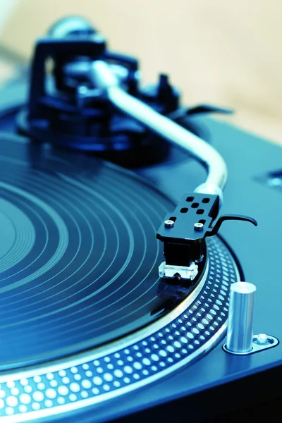 Turntable playing vinyl record — Stock Photo, Image