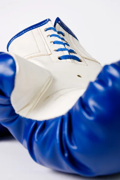 Перчатка для бокса на белом — стоковое фото