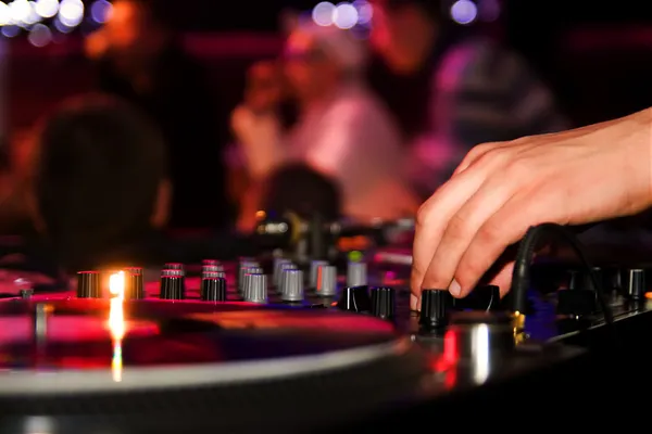 Hand eines DJs beim Einstellen des Crossfaders Stockbild