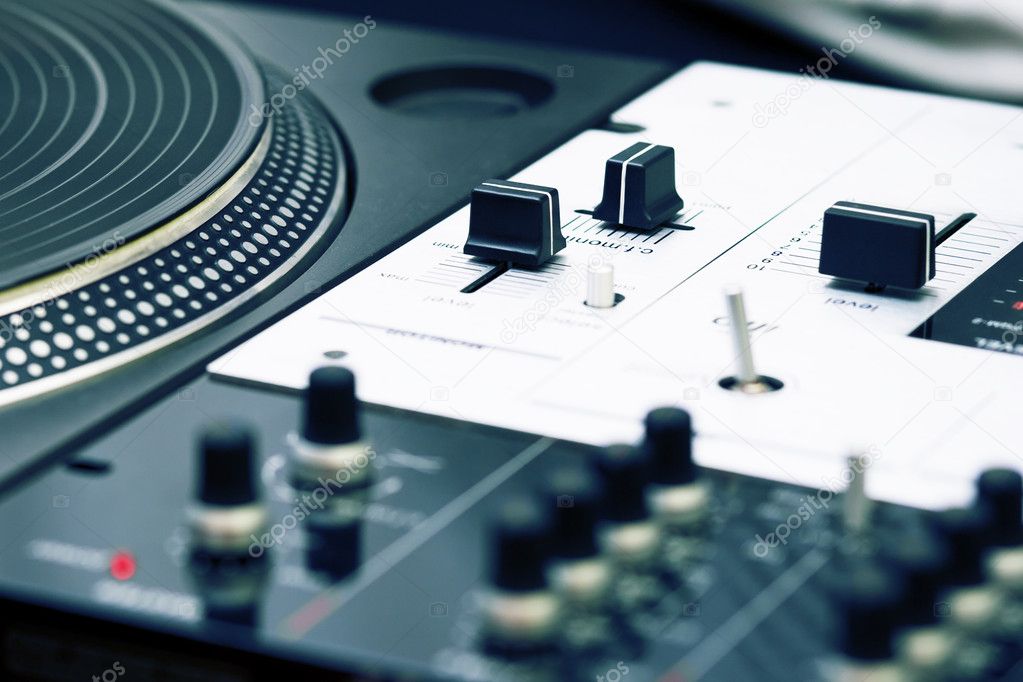 Turntable and mixing controller