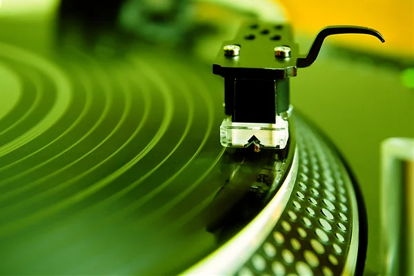 Draaitafel speelt vinyl plaat — Stockfoto
