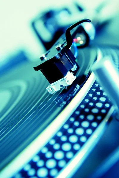 Turntable playing vinyl record — Stock Photo, Image