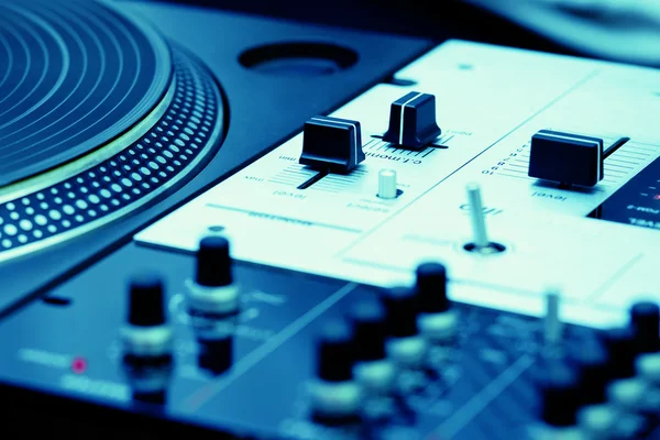 Turntable and mixing controller — Stock Photo, Image