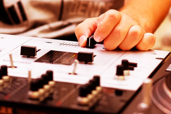 Hand eines DJs beim Einstellen des Crossfaders — Stockfoto