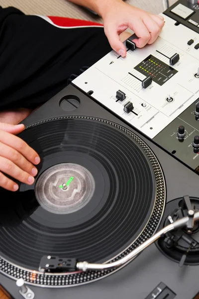 DJ hip-hop che graffia il disco in vinile — Foto Stock