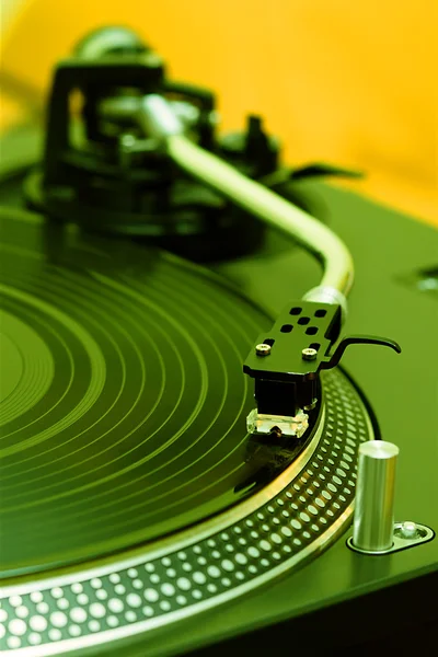 Skivspelare spelar vinylskiva — Stockfoto