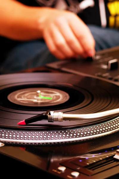 DJ, що грає музику з обертового столу — стокове фото