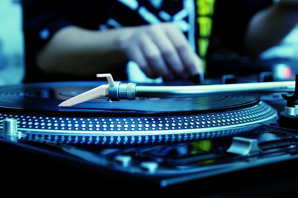 DJ играет музыку с виниловой пластинки — стоковое фото