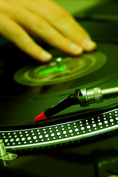 DJ krassen op de vinyl record — Stockfoto