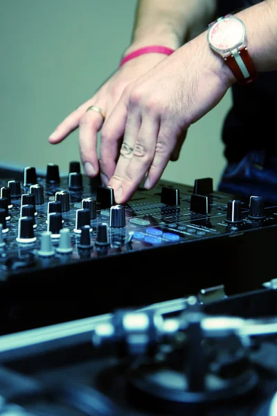 Regulacji poziomu muzyki DJ — Zdjęcie stockowe