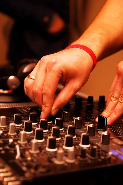 DJ ajustando el nivel de música — Foto de Stock