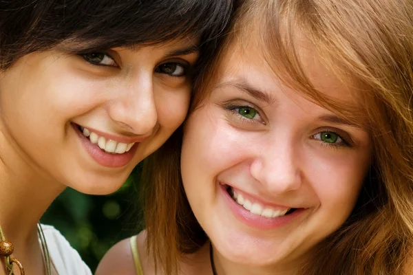 Meninas jovens fazendo um sorriso de dente — Fotografia de Stock