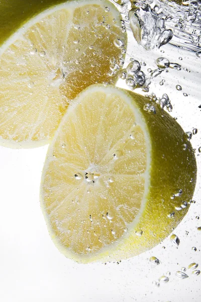 Dua lemon di bawah air — Stok Foto