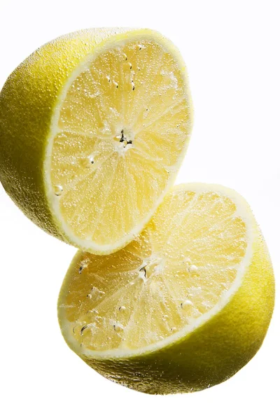 물 아래 두 레몬 — 스톡 사진