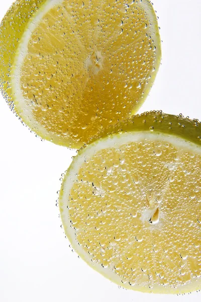 Dos limones bajo el agua —  Fotos de Stock