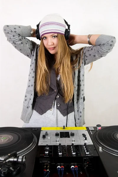 Weiblicher DJ an den Plattentellern — Stockfoto