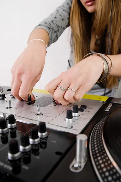 Weiblicher DJ, der den Geräuschpegel anpasst — Stockfoto