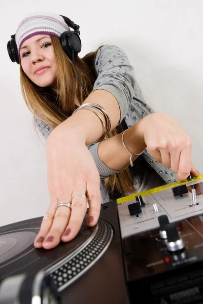 Mulher DJ arranhando o recorde — Fotografia de Stock