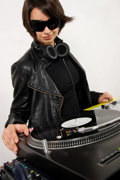 DJ feminino nas mesas giratórias — Fotografia de Stock