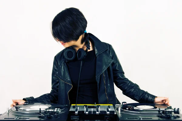Weiblicher DJ an den Plattentellern — Stockfoto