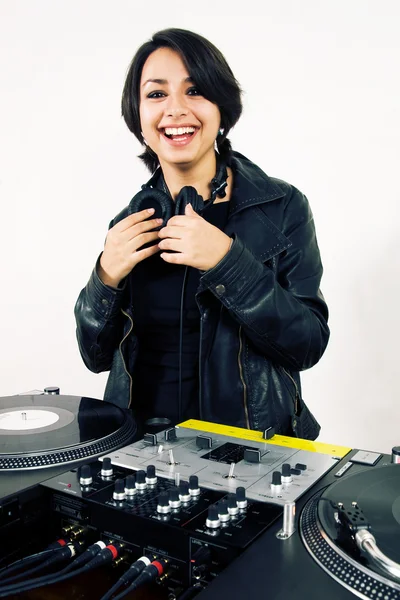 DJ femminile ai giradischi — Foto Stock