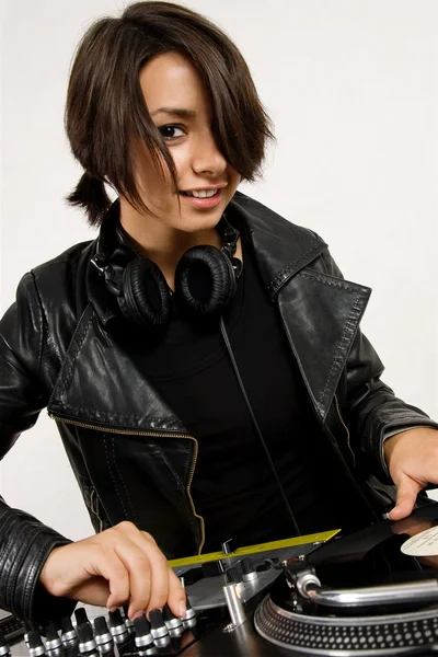 DJ donna che gratta il record — Foto Stock