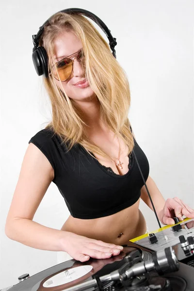 Weiblicher DJ kratzt an der Platte — Stockfoto