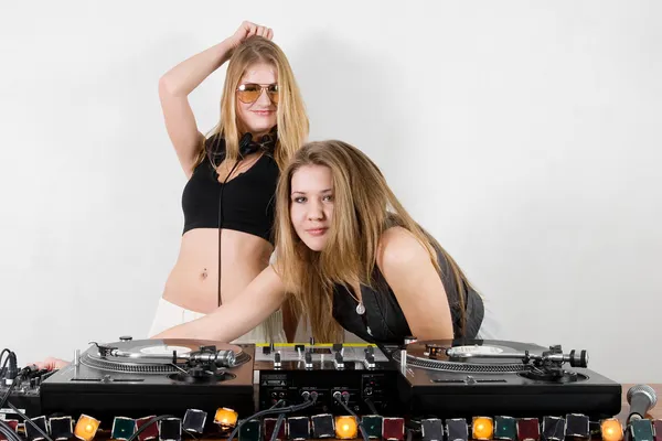 DJs femininos nas mesas giratórias — Fotografia de Stock