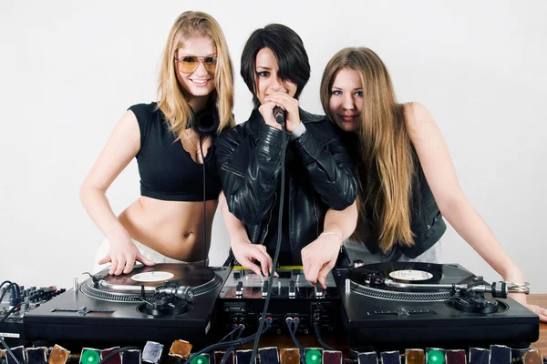 Female Djs and a singer — Stock Photo, Image