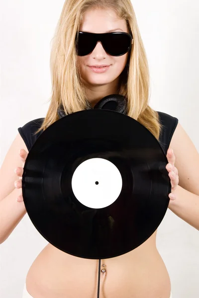 Weiblicher DJ hält Schallplatte — Stockfoto