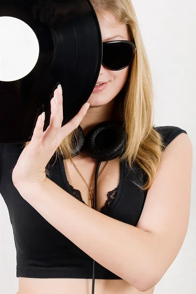 Kvinnliga dj håller vinylskiva — Stockfoto