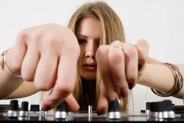 DJ feminino ajustando os níveis sonoros — Fotografia de Stock