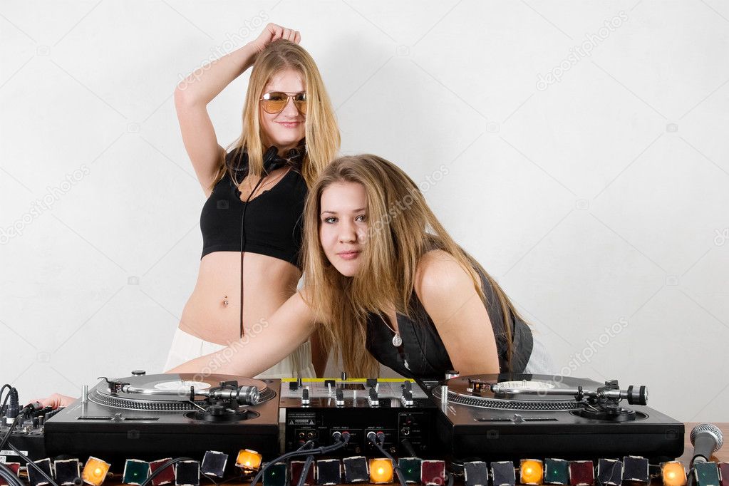 Female DJs at the turntables