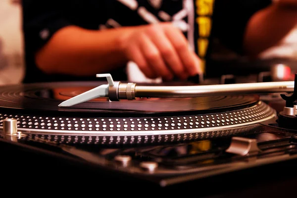DJ грає музику з вінілового запису — стокове фото