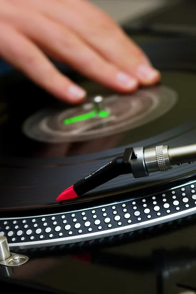 DJ a vinil-rekord összekarcolódjon — Stock Fotó